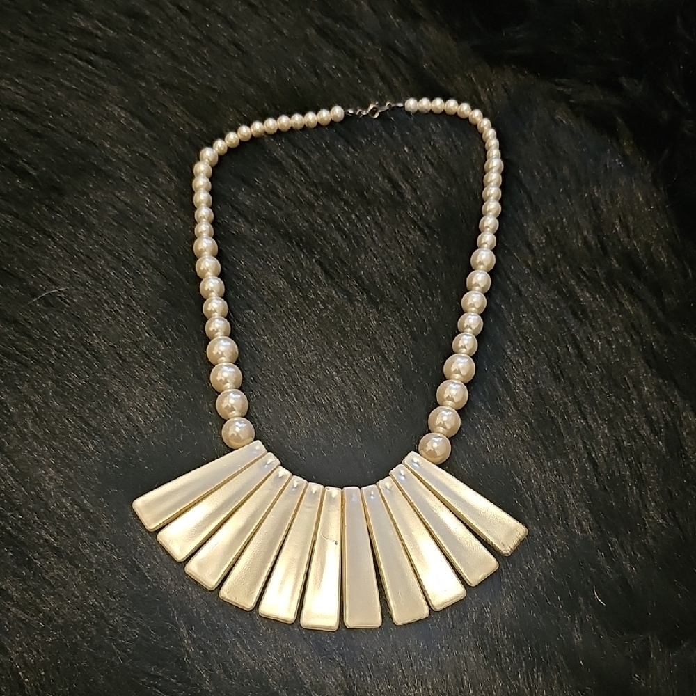 Elegant Pearl and Gold Necklace